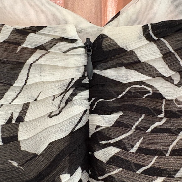 NWT Express | Large | Black & White Floral V-Neck Pleated Cross Back Maxi Dress - Picture 7 of 12